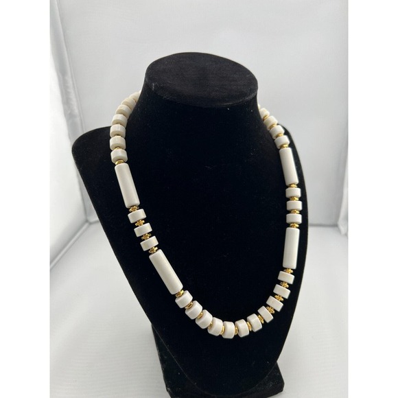 Monet Boho White Plastic Beaded Necklace Statement Vintage Classic Classy 50s 60 - Picture 5 of 7